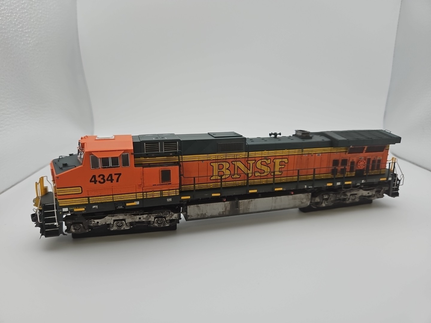 Scaletrains BNSF Railway C44-9W Heritage II Custom Weathered #4347 SXT31320