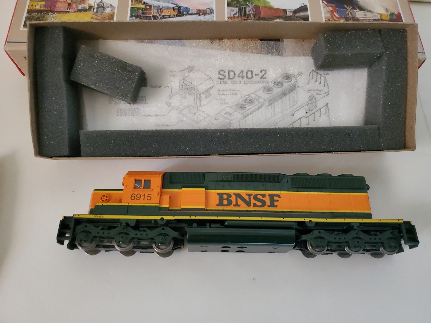 HO ATHEARN 4432 SD40-2 POWER BNSF # 6915, JORDAN SPREADER UNDECORATED 932-5350