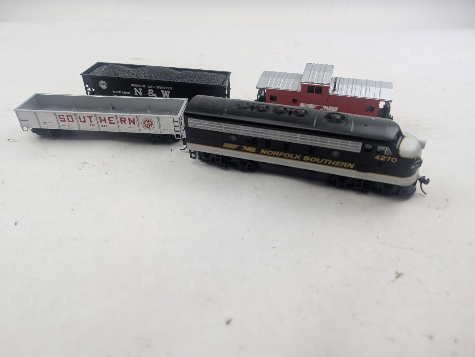 Bachmann 4270 HO Gauge Model Railroad Norfolk Southern Diesel Locomotive Used