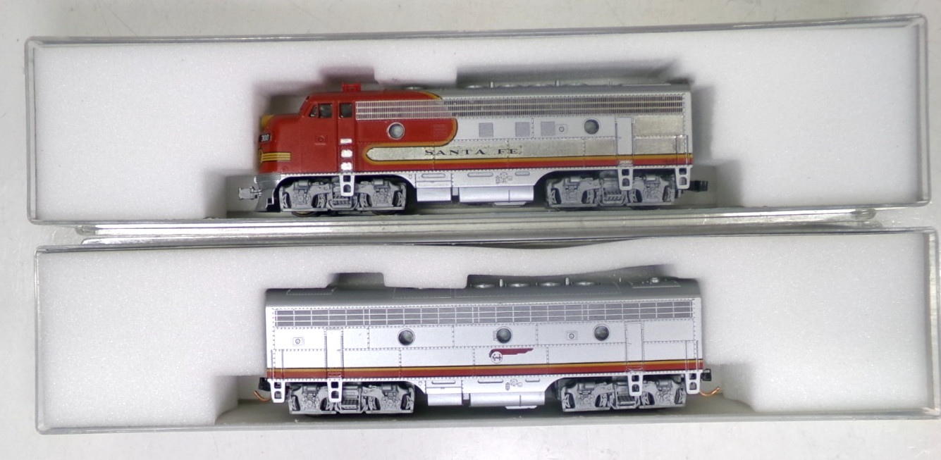 N scale Kato Santa Fe F7 A+B diesel engine set in orig box (lot N 181)