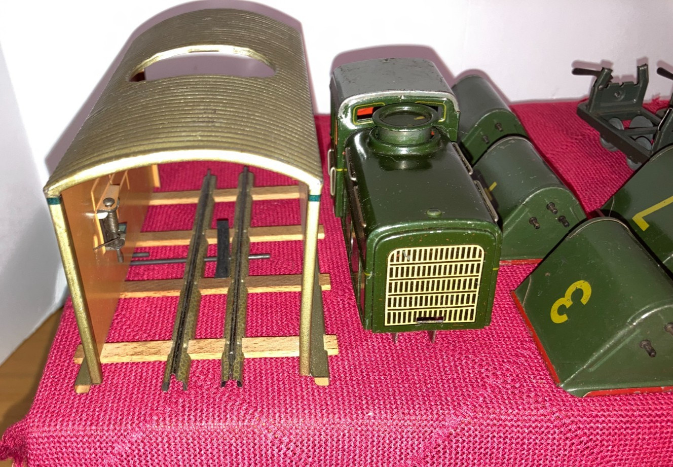 Biller Bahn “O” Clockwork 013, Shed, 5 Dump Cars, (3-7) 28 Pcs Track + Runs