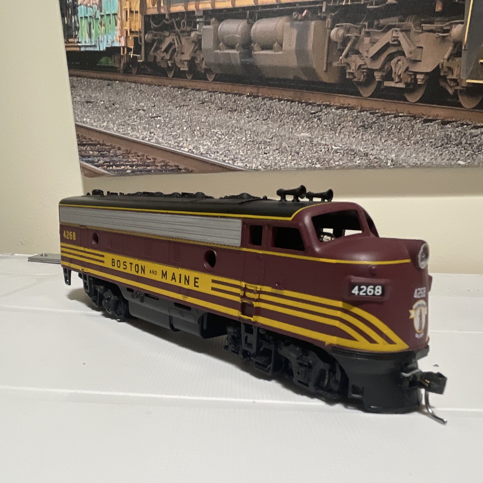 HO Boston and Maine Diesel Locomotive #4268 Maroon Yellow Silver Black