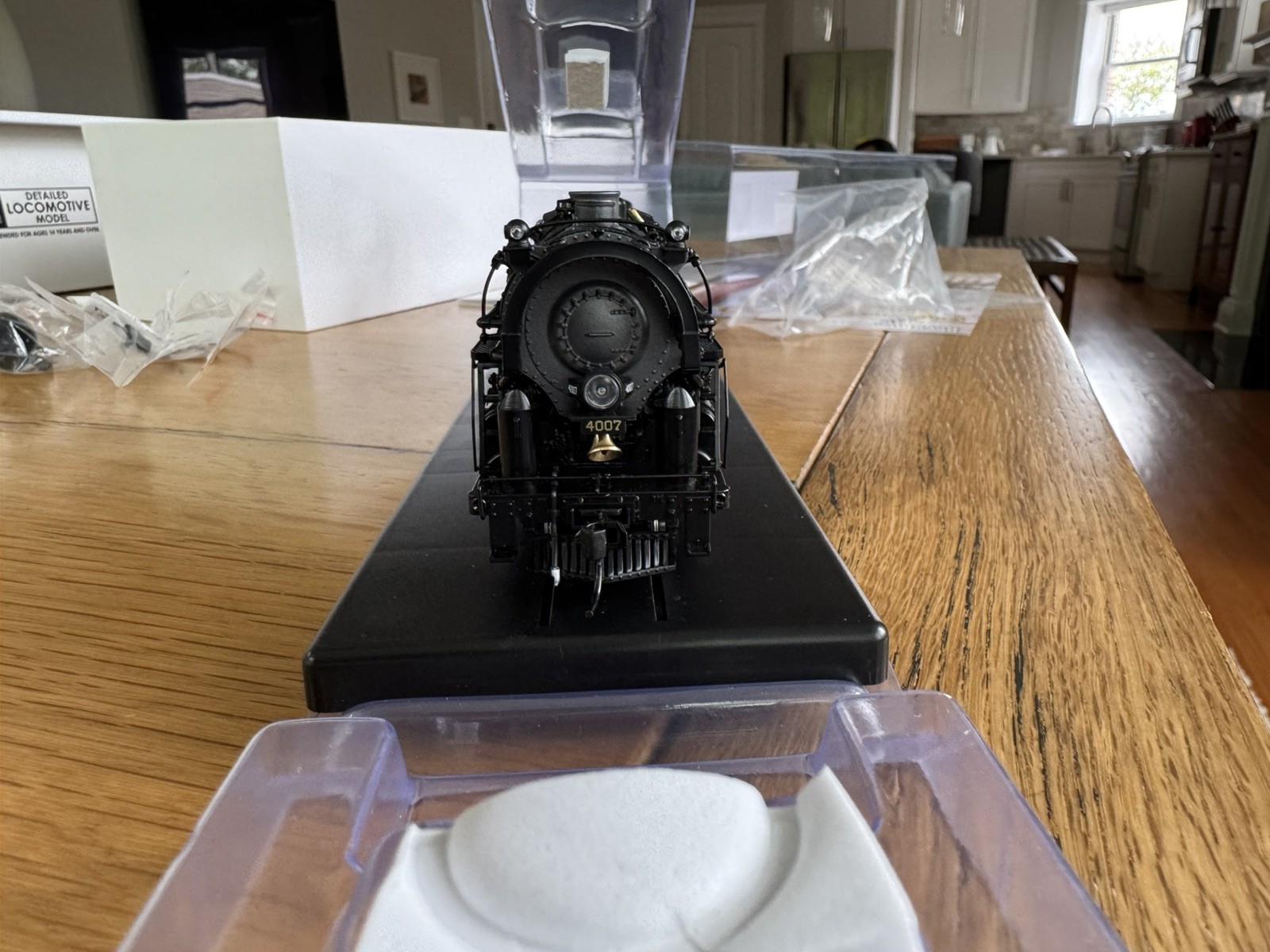 Broadway Limited HO 7881 Boston & Maine 2-8-4 Berkshire, T1a #4007, 4-axle Tende