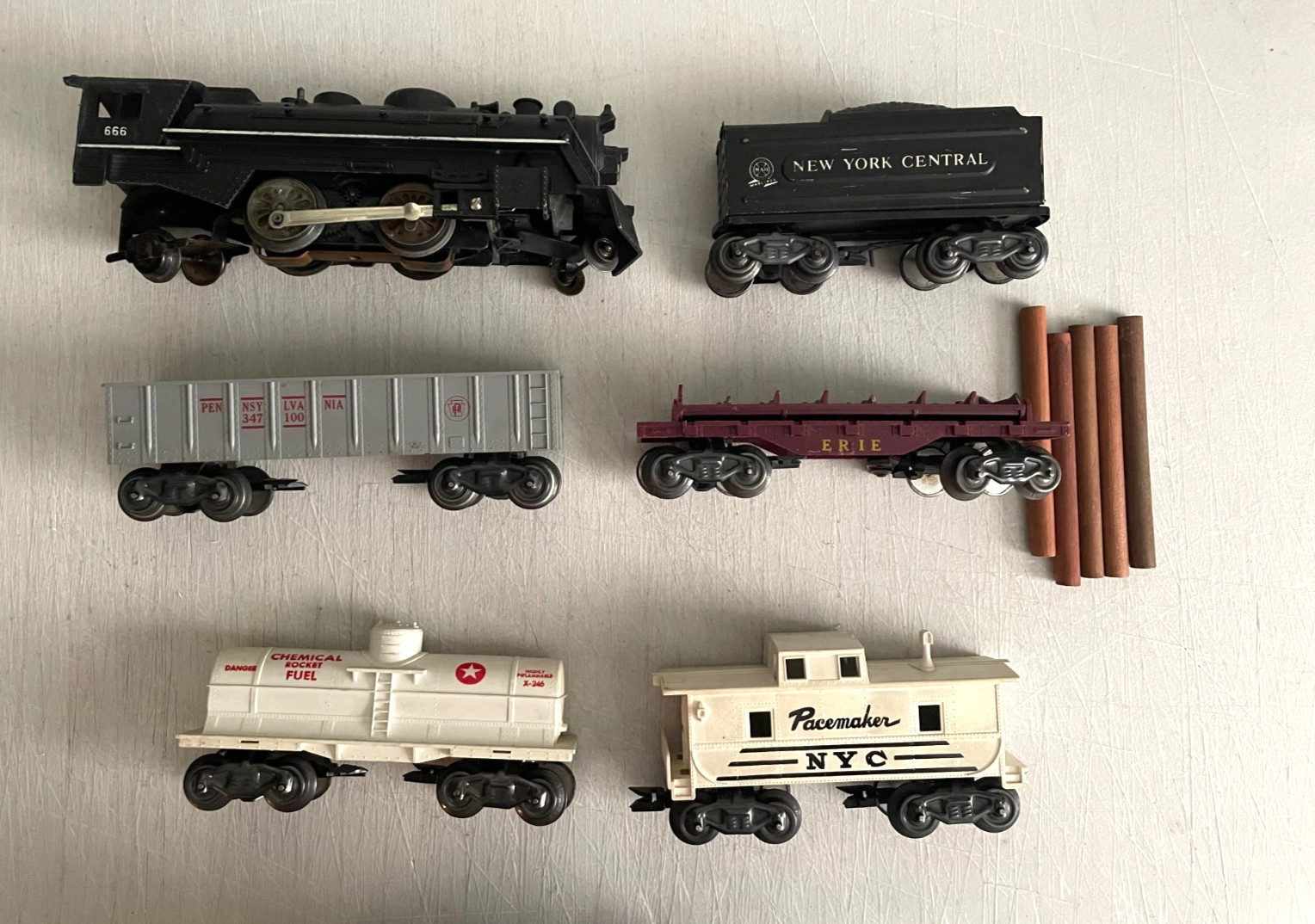 Marx Post-War 027 Gauge #666 Loco w/Tender and Freight Cars Lot of 6 Items