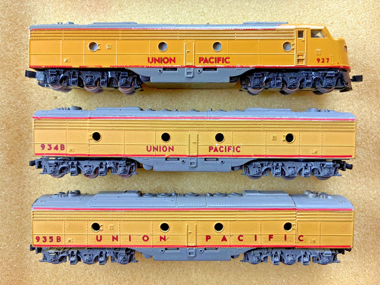 CON-COR N-SCALE EMD,E8 SET A&B + B UNITS (B DUMMY) UNION PACIFIC #927,#934B,935B