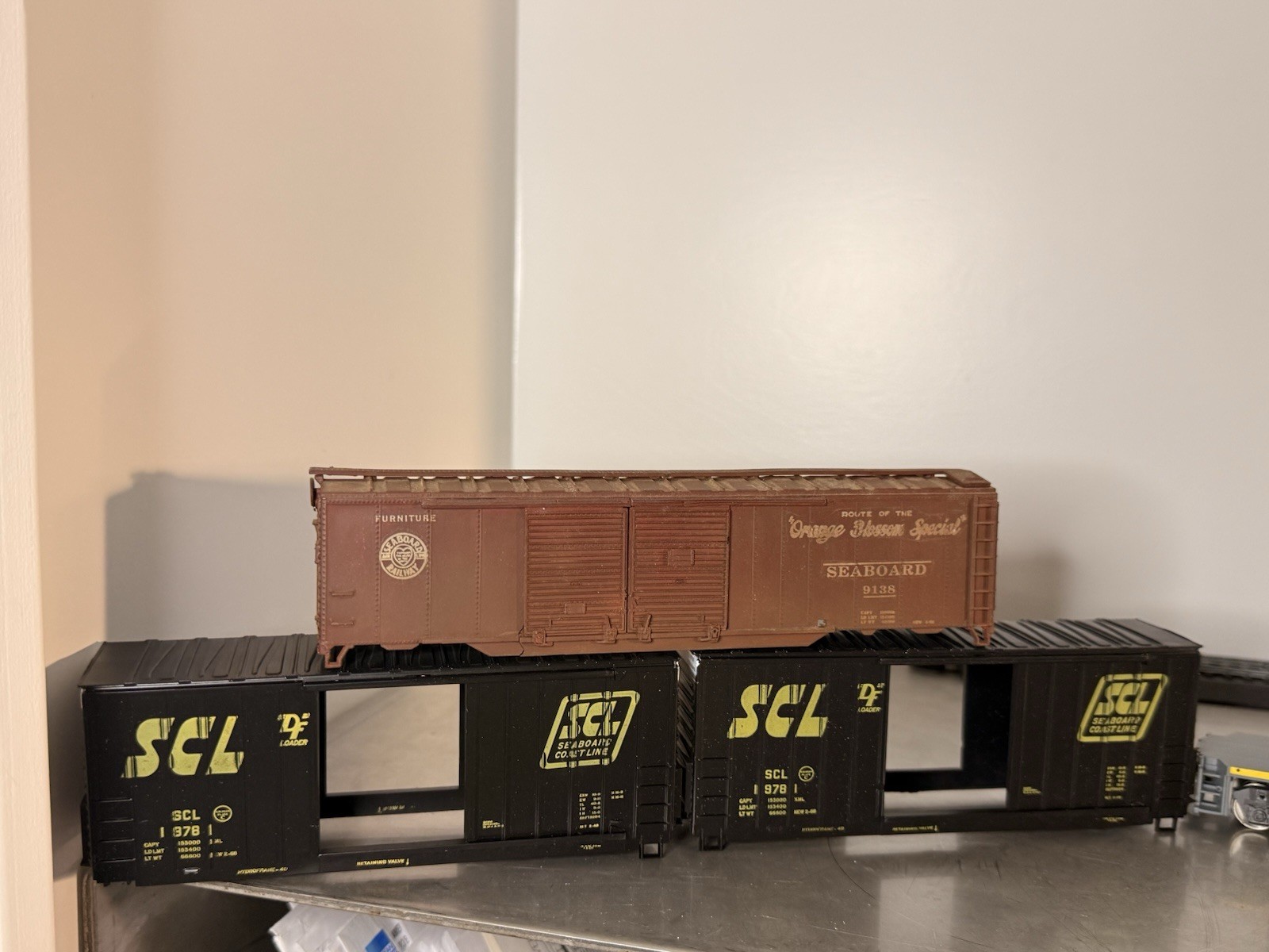 GSB Rail Ltd SD40-2 Seaboard System #3706 Powered HO Scale + 3 Seaboard Cars NEW