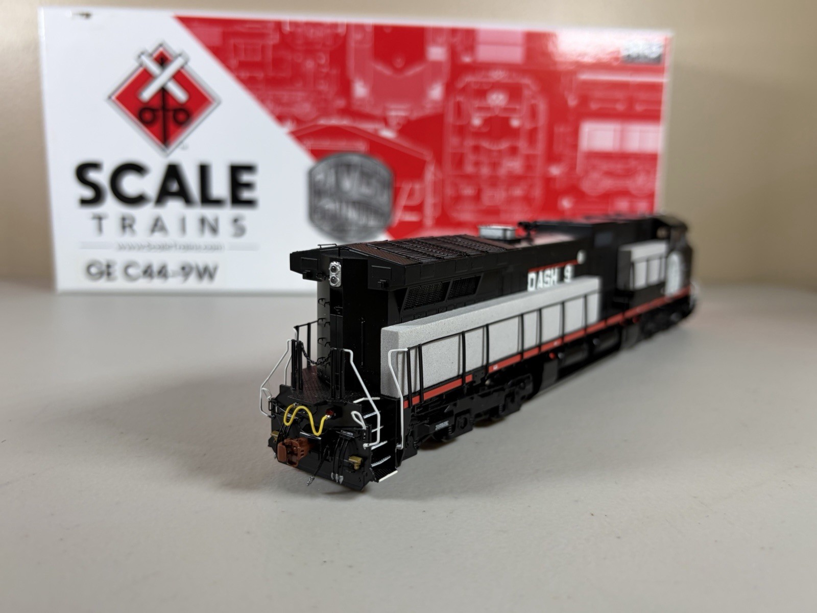 HO ScaleTrains DCC Sound GE Demonstrator C44-9w #8601