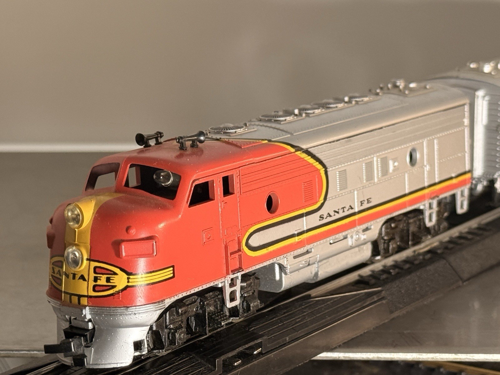 HO Scale Athearn Santa Fe F7 A/B Warbonnet Diesel Locomotive Powered A, Dummy B