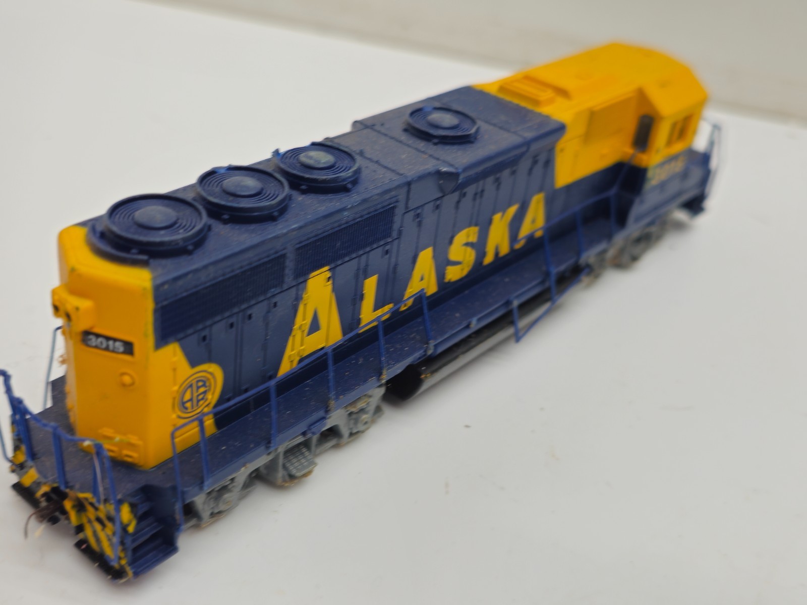 BACHMANN #63598 N Scale EMD GP-40 LOCOMOTIVE – ALASKA RAILROAD #3015