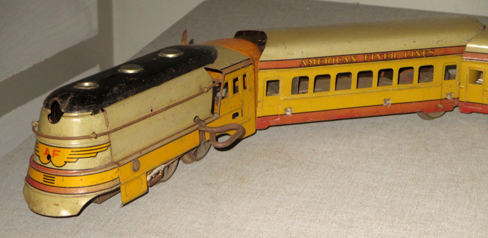 1930’S AMERICAN FLYER-PRE WAR- TIN WIND -UP HIAWATHA STREAMLINE 5 PC TRAIN SET
