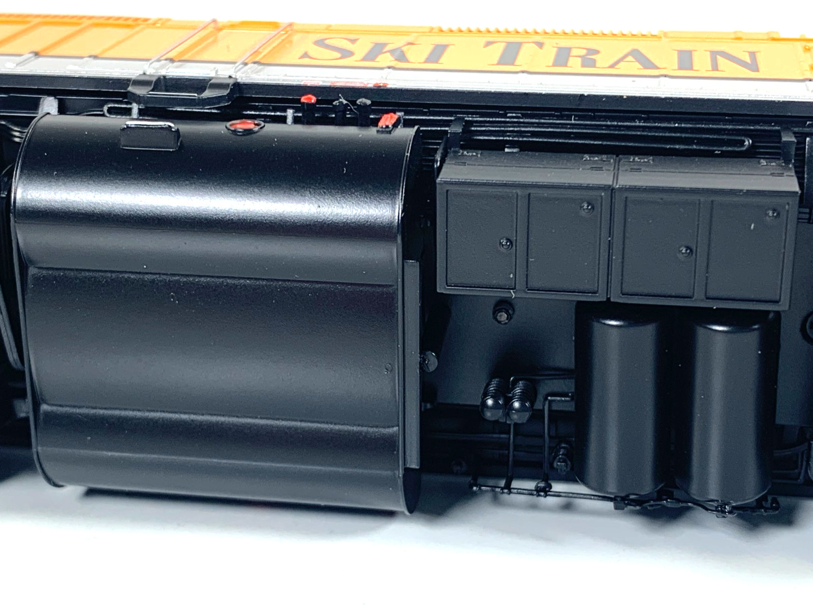 Rapido 83611 Ski Train F40PH w/ ditch lights #242 – DC/DCC/ Sound