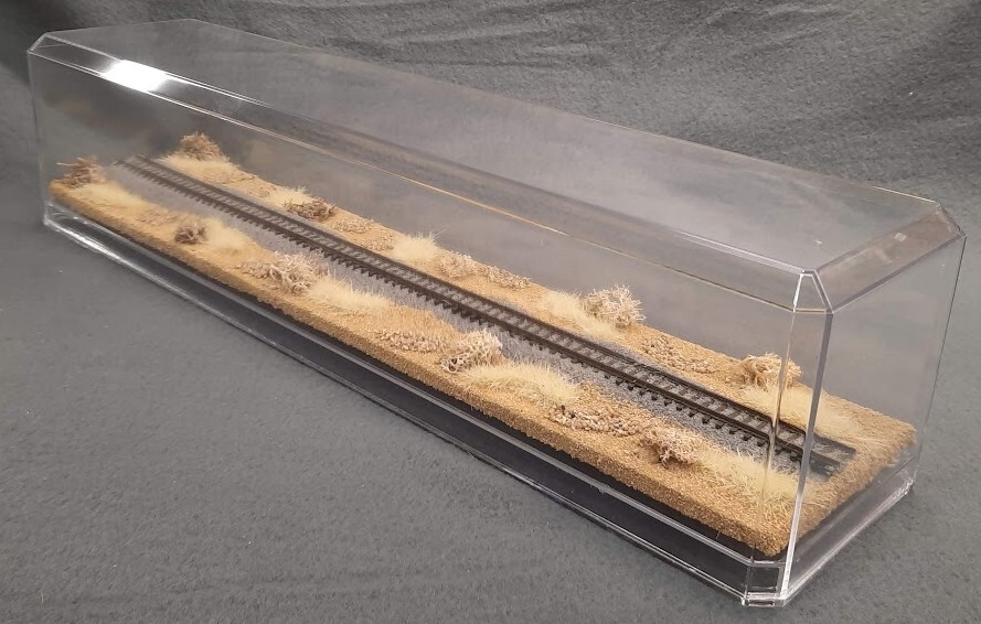 N SCALE 16″ SINGLE-TRACK DISPLAY CASE -“DESERT SCENE” FOR ANY N SCALE TRAINS
