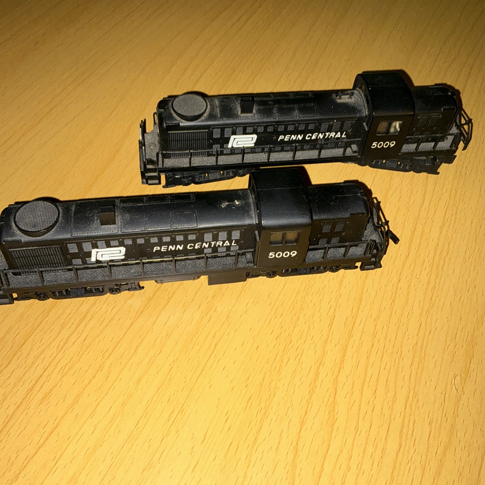 AHM HO Penn Central RS2 Powered Diesel Locomotive #5009 And Dummy (non Powered)