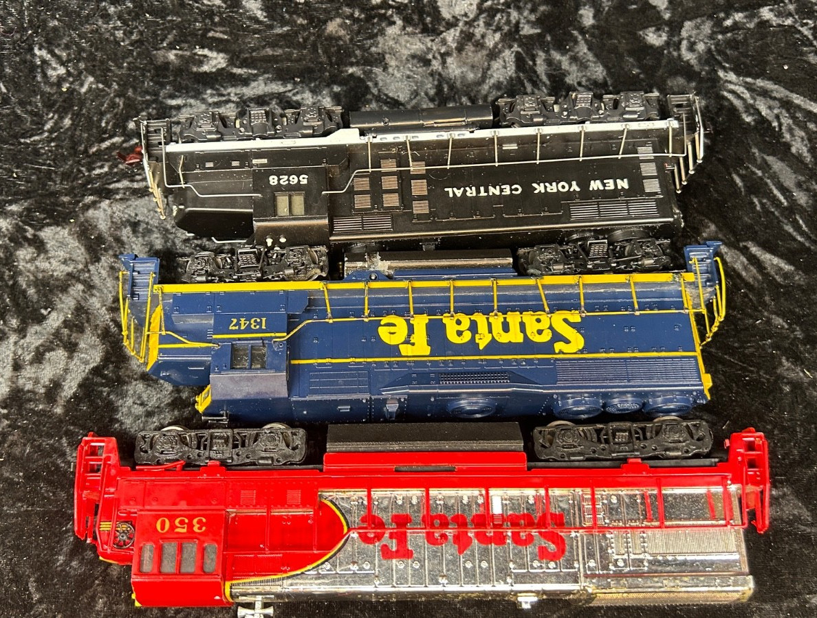 Lot 3 HO 5628, 350, 1347 Santa Fe, New York Central, 2 Locomotives, 1 Dummy, c33