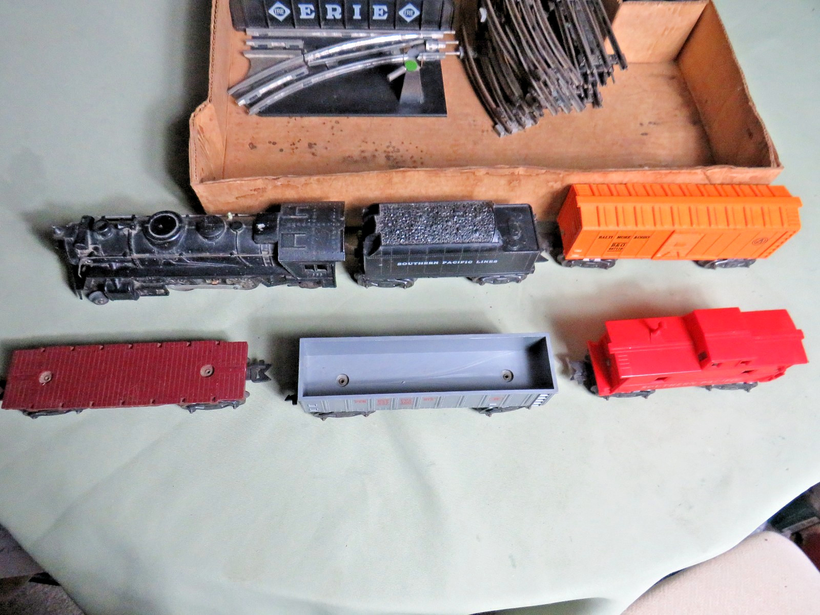 VINTAGE 1950s UNIQUE / MARX O OR 027 GAUGE ELECTRIC FREIGHT TRAIN SET IN BOX