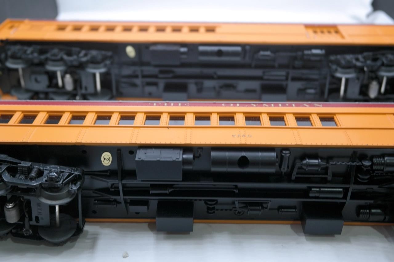 Milwaukee Road O Scale Premier 2-Car 70′ Madison Comb/Din Passenger Set