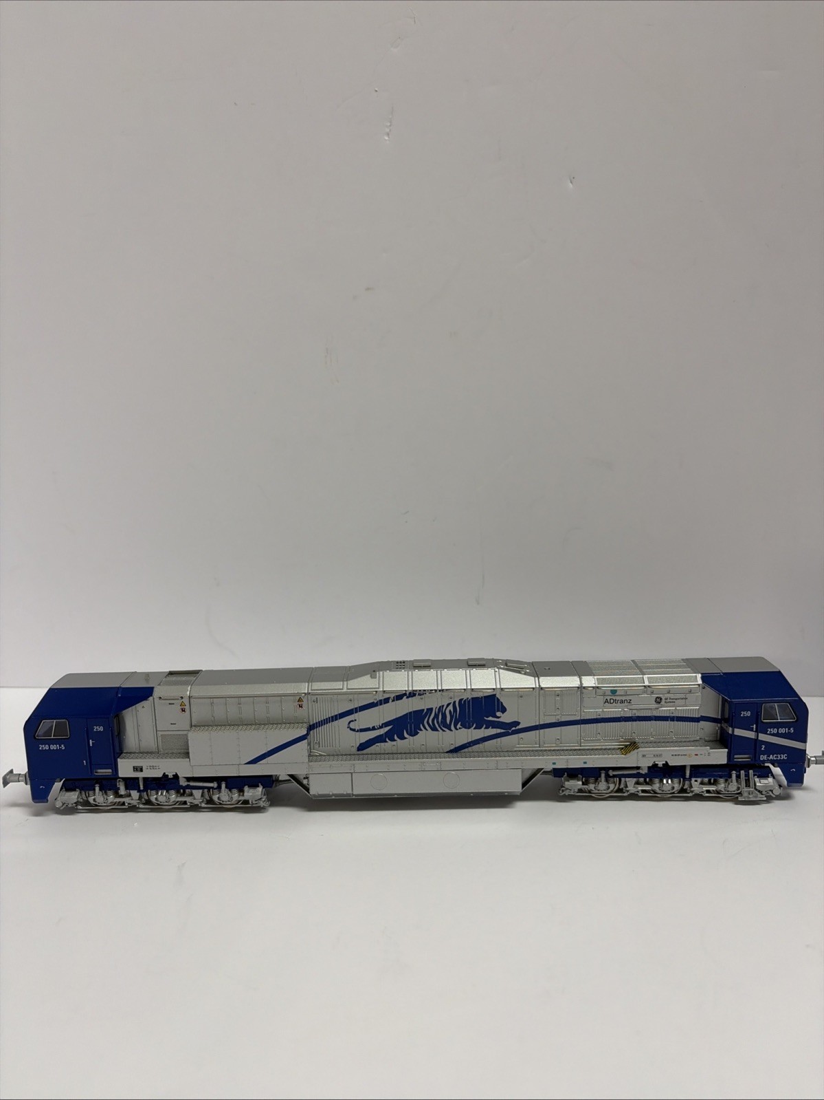 Blue Tiger ADtranz / DE-AC33C Mehano Train Line HO NOS Powered Locomotive