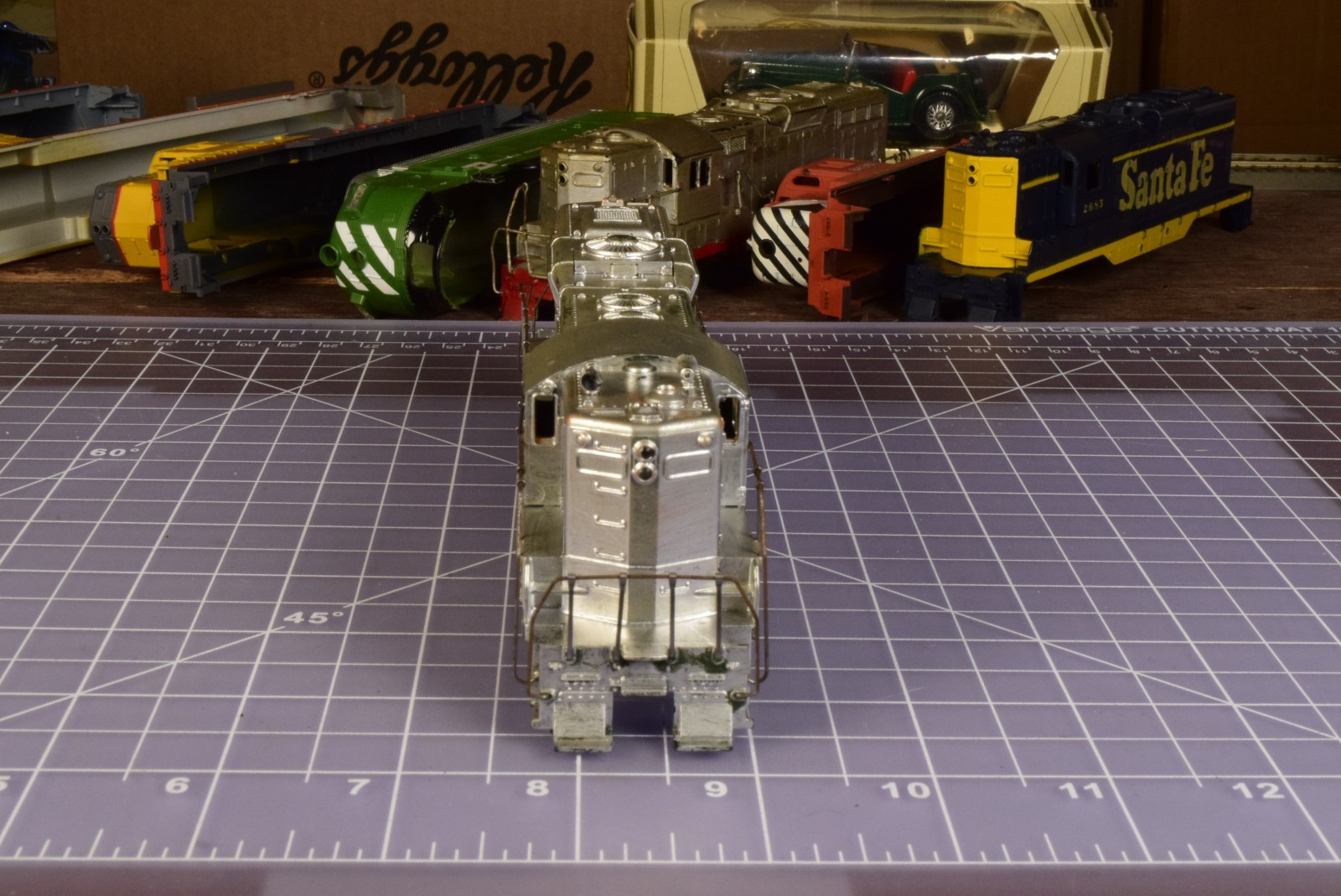 HO SHELL GP9, no rail line or cab number, painted with railings/horns SH5