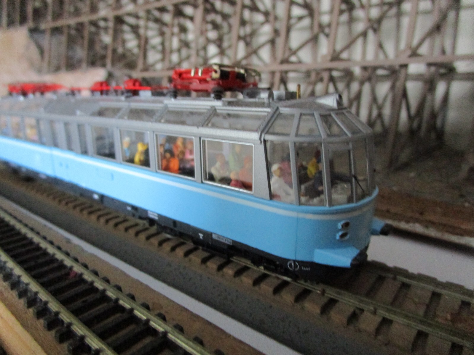 HO 1/87 Scale Roco Glass Dome Observation Rail Car With Passengers MINT