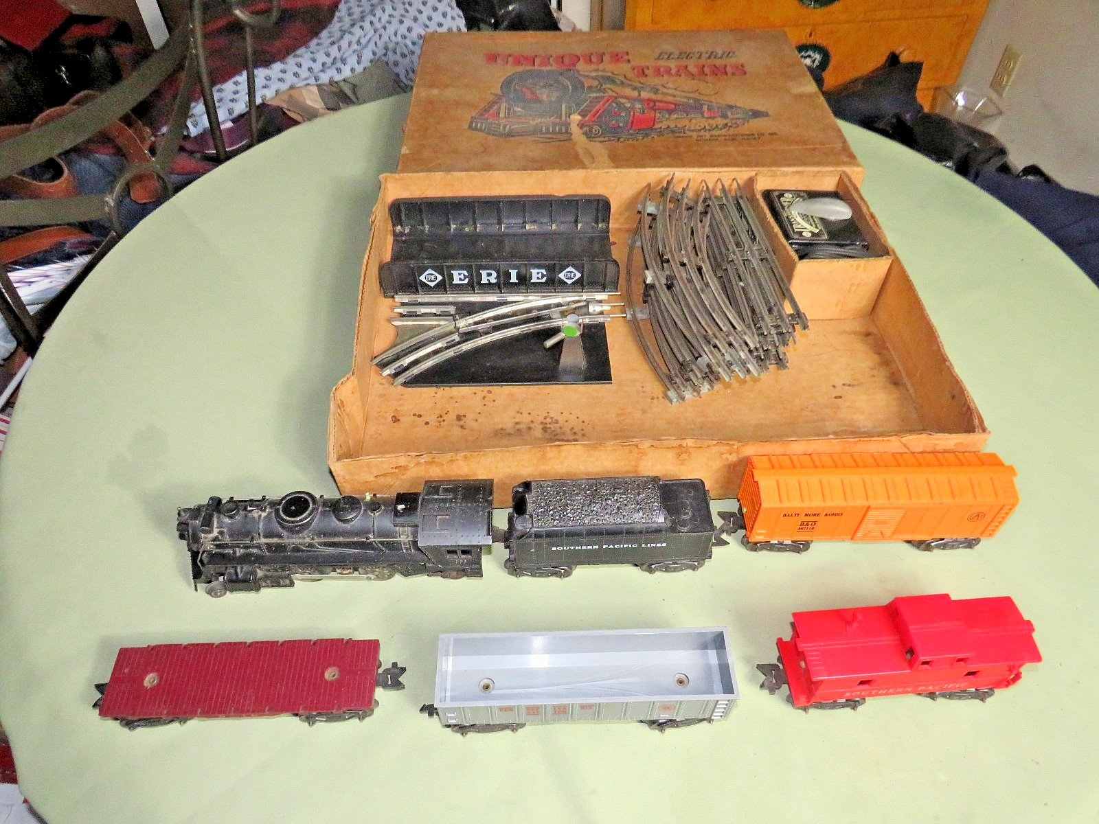 VINTAGE 1950s UNIQUE / MARX O OR 027 GAUGE ELECTRIC FREIGHT TRAIN SET IN BOX