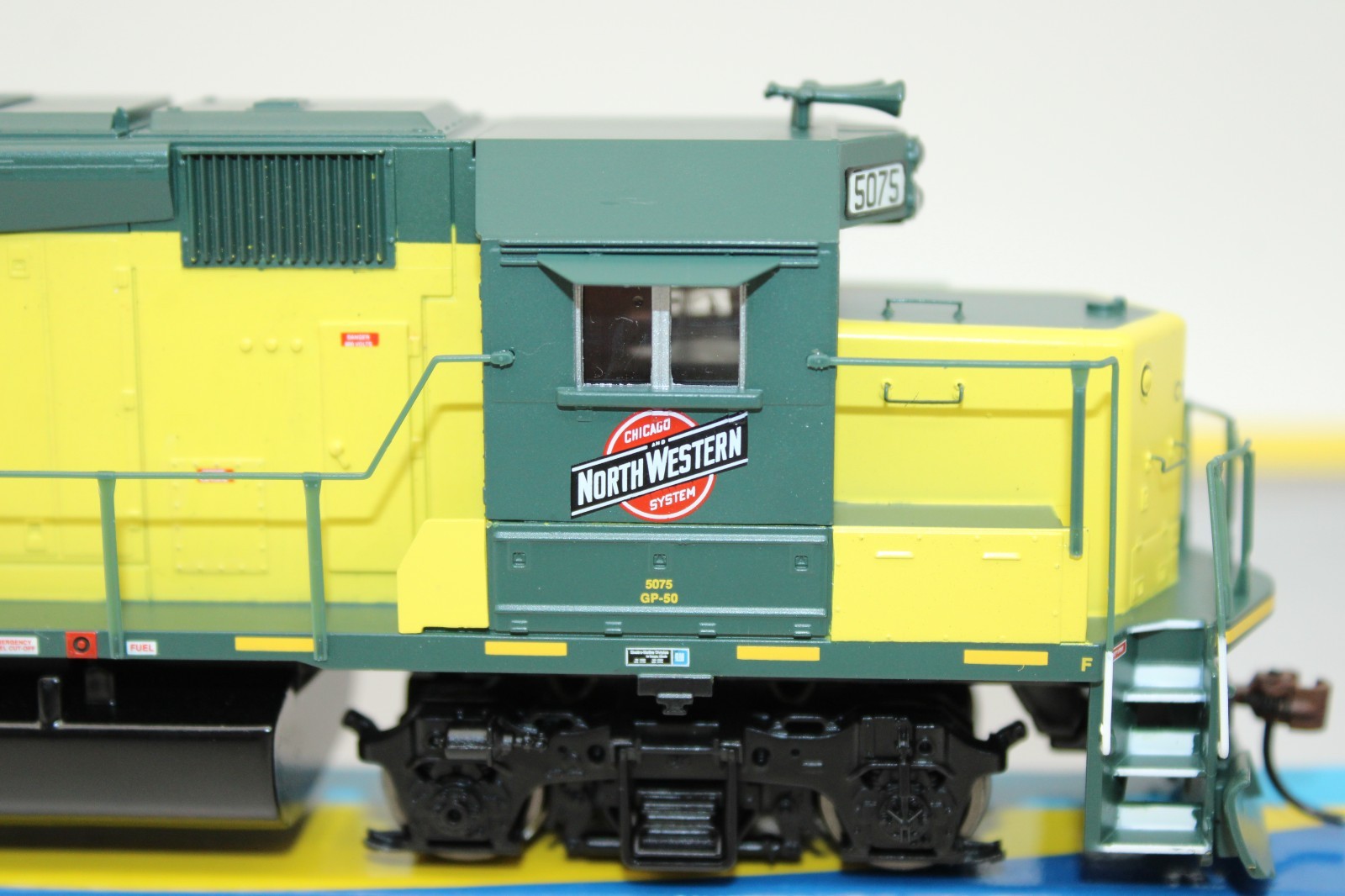 Athearn HO Scale C&NW Chicago North Western EMD GP50 Diesel Locomotive #5075