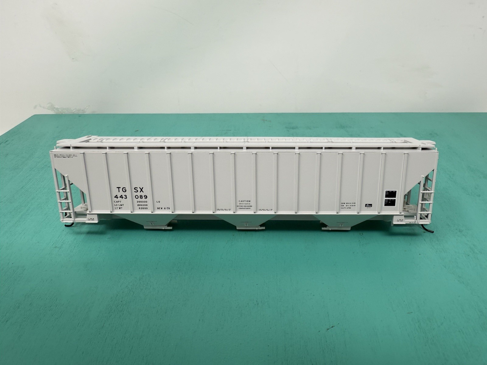 Atlas HO – 4750 Hopper – Missing Trucks No Package – THSX