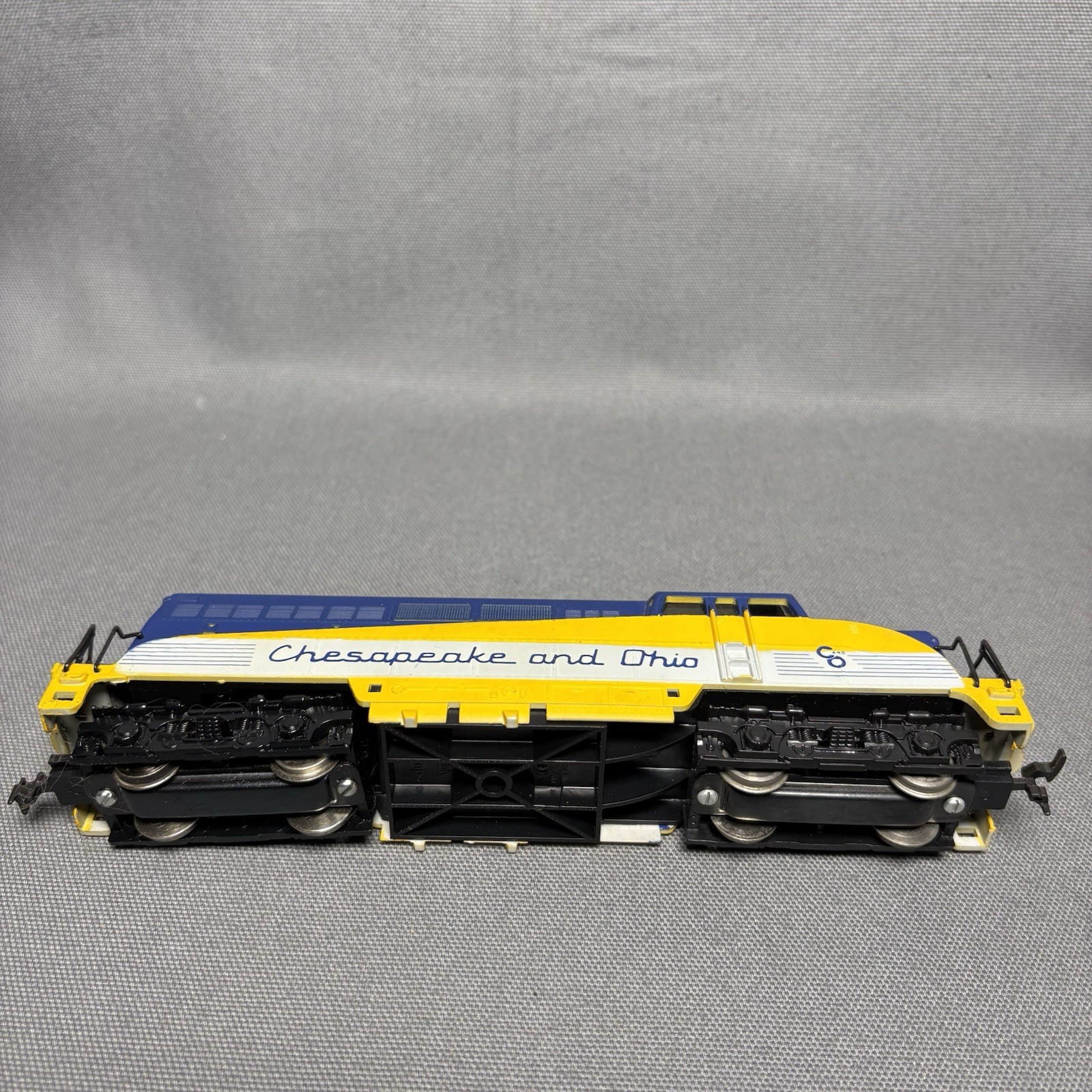 AHM HO Scale Chesapeake & Ohio Tempo Diesel Locomotive 1845 W/ Box Car 2pc