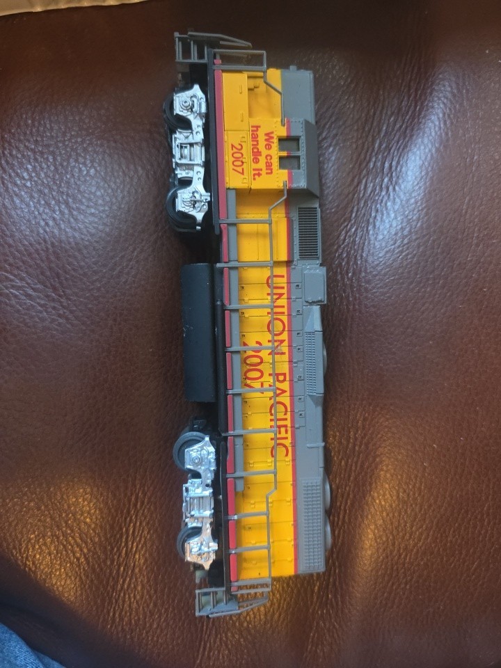 HO Scale Life-like Diesel Locomotive Union Pacific #2007 Yellow & Gray