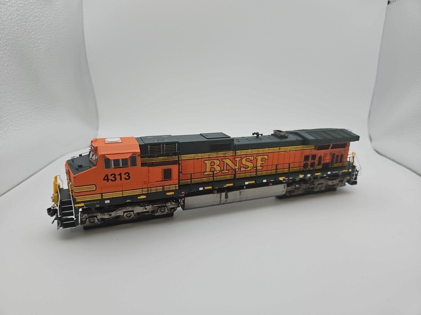 Scaletrains BNSF Railway C44-9W Heritage II Custom Weathered #4313 SXT31316