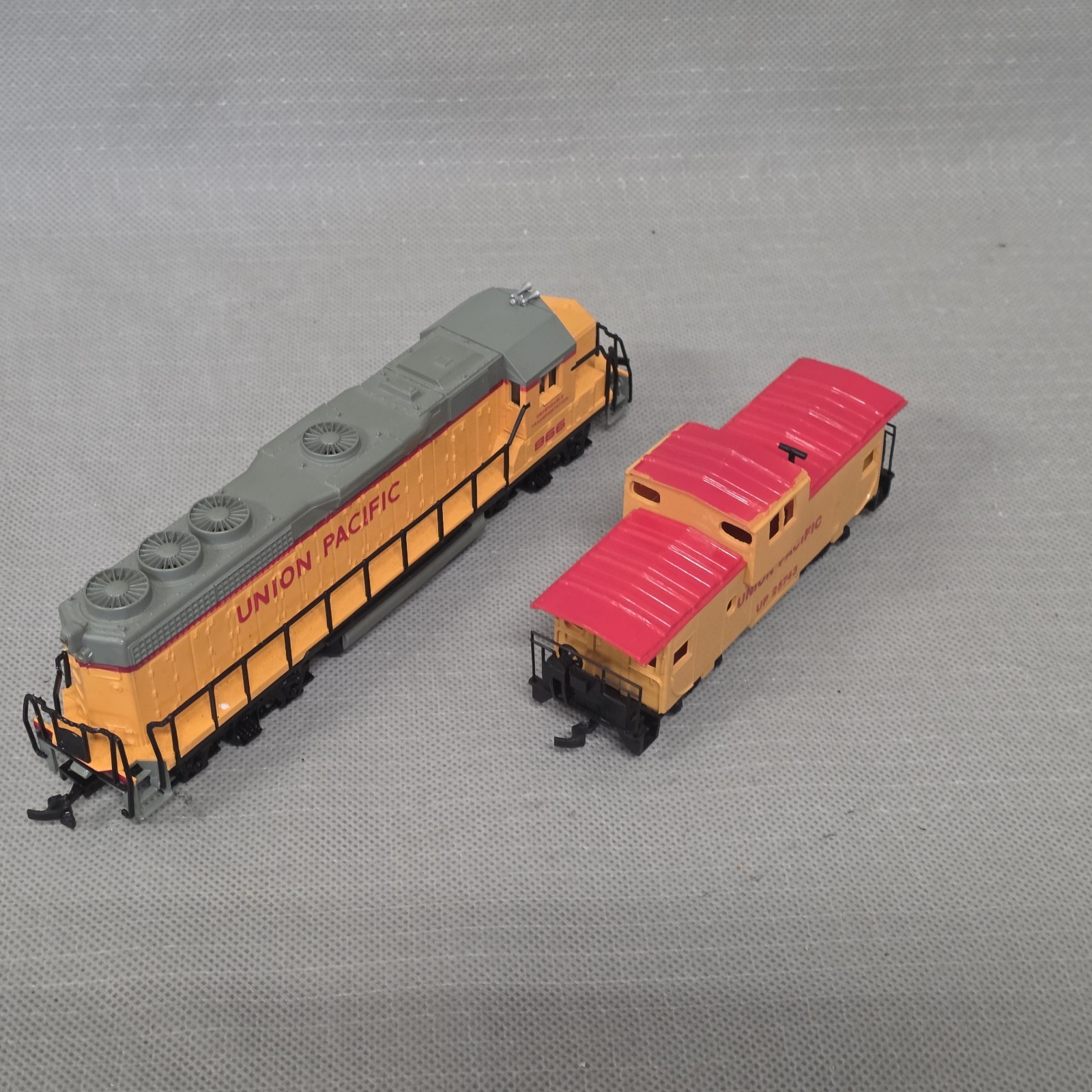 Lot of Bachman Union Pacific Diesel Locomotive 866 HO + Caboose More Cars Train