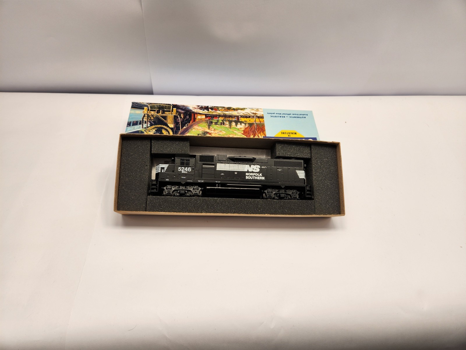 ATHEARN 4630 HO NORFOLK SOUTHERN GP50 POWERED DIESEL LOCOMOTIVE 5246 UNBUILT B3