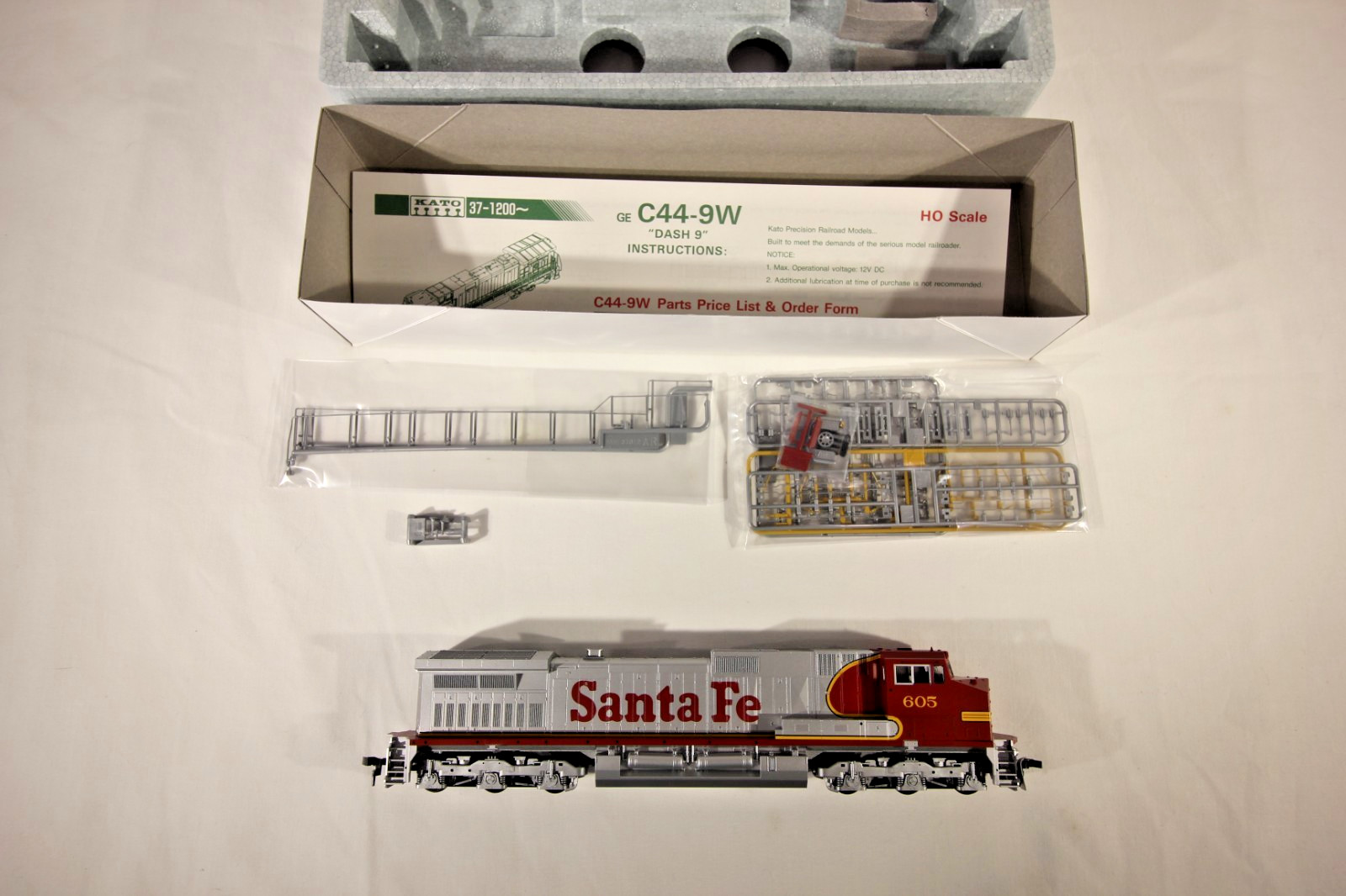 KATO HO GE C44-9W Dash 9 Santa Fe #605 37-1210 New in Box Complete