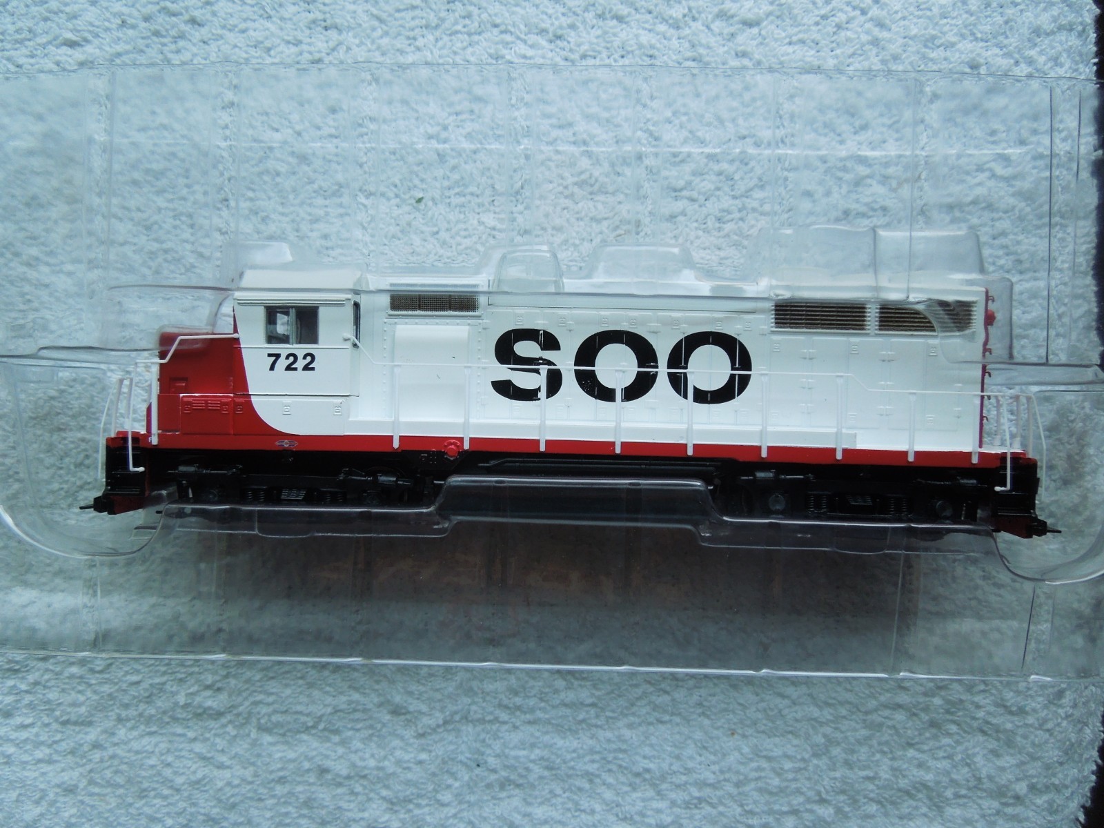 HO SCALE ATHEARN SOO LINE GP-35 LOCOMOTIVE DCC QUICK – PLUG EQUIPPED 91767