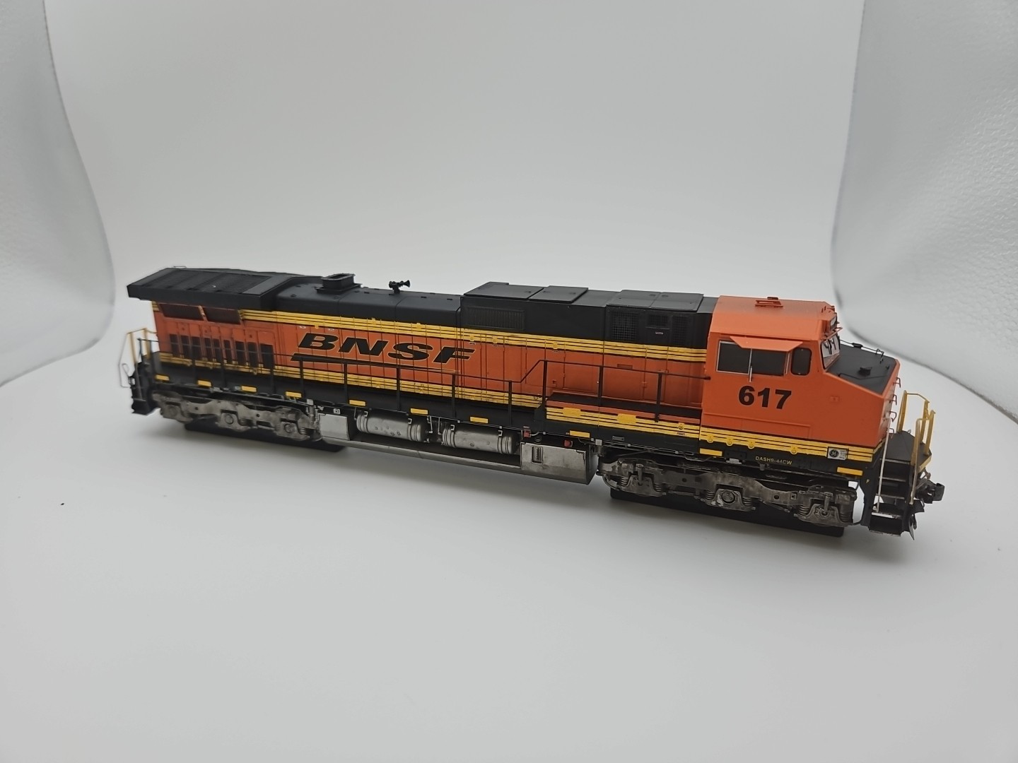 Scaletrains BNSF Railway C44-9W Heritage III Custom Weathered #617 SXT31843