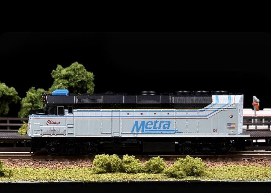 KATO N gauge 176-CHICAGO F40PH Chicago Metra #104 City of Chicago Special Paint