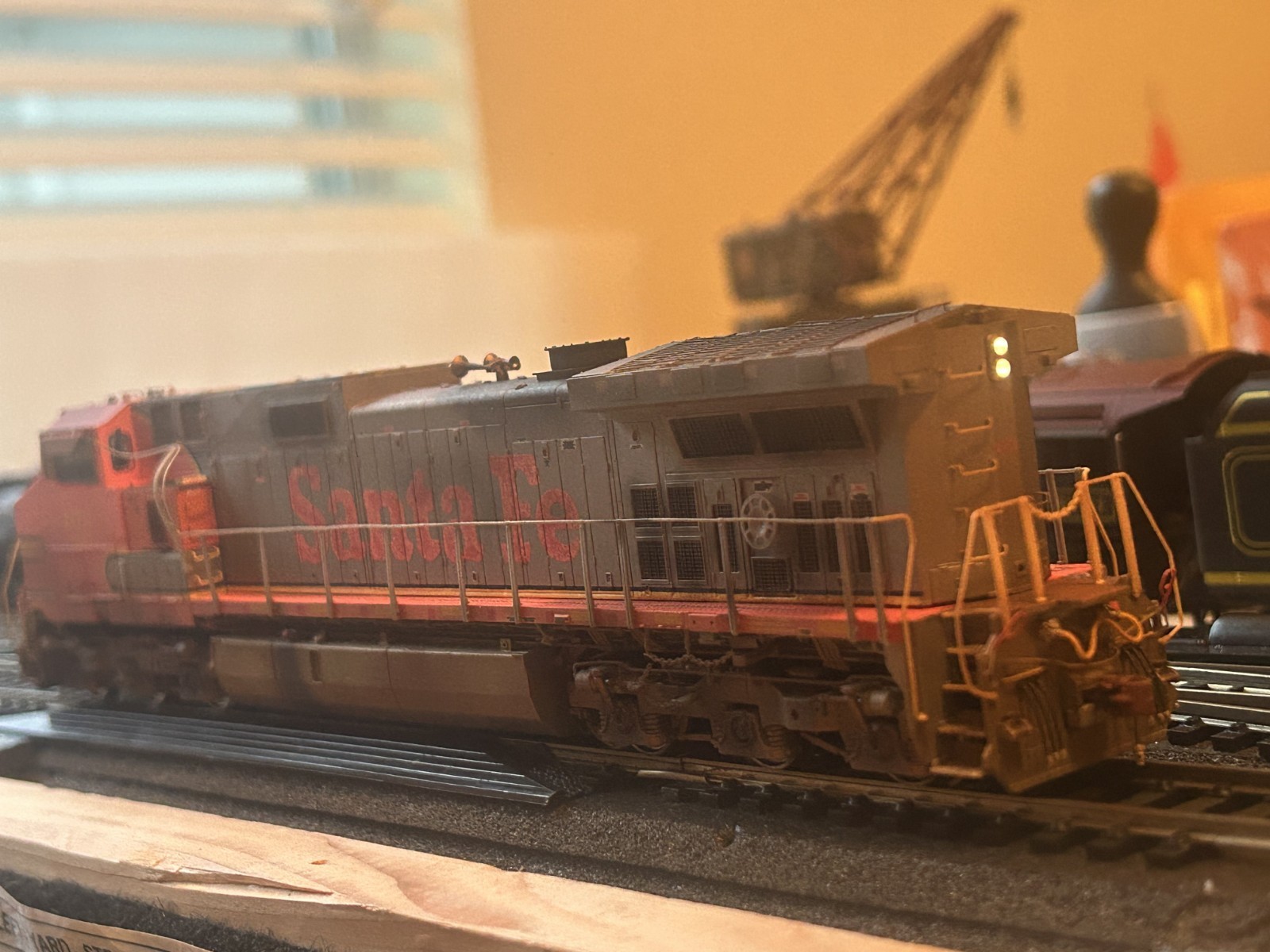 ScaleTrains HO Rivet Counter GE C44-9W BNSF #673 Ex-ATSF Warbonnet DCC Sound