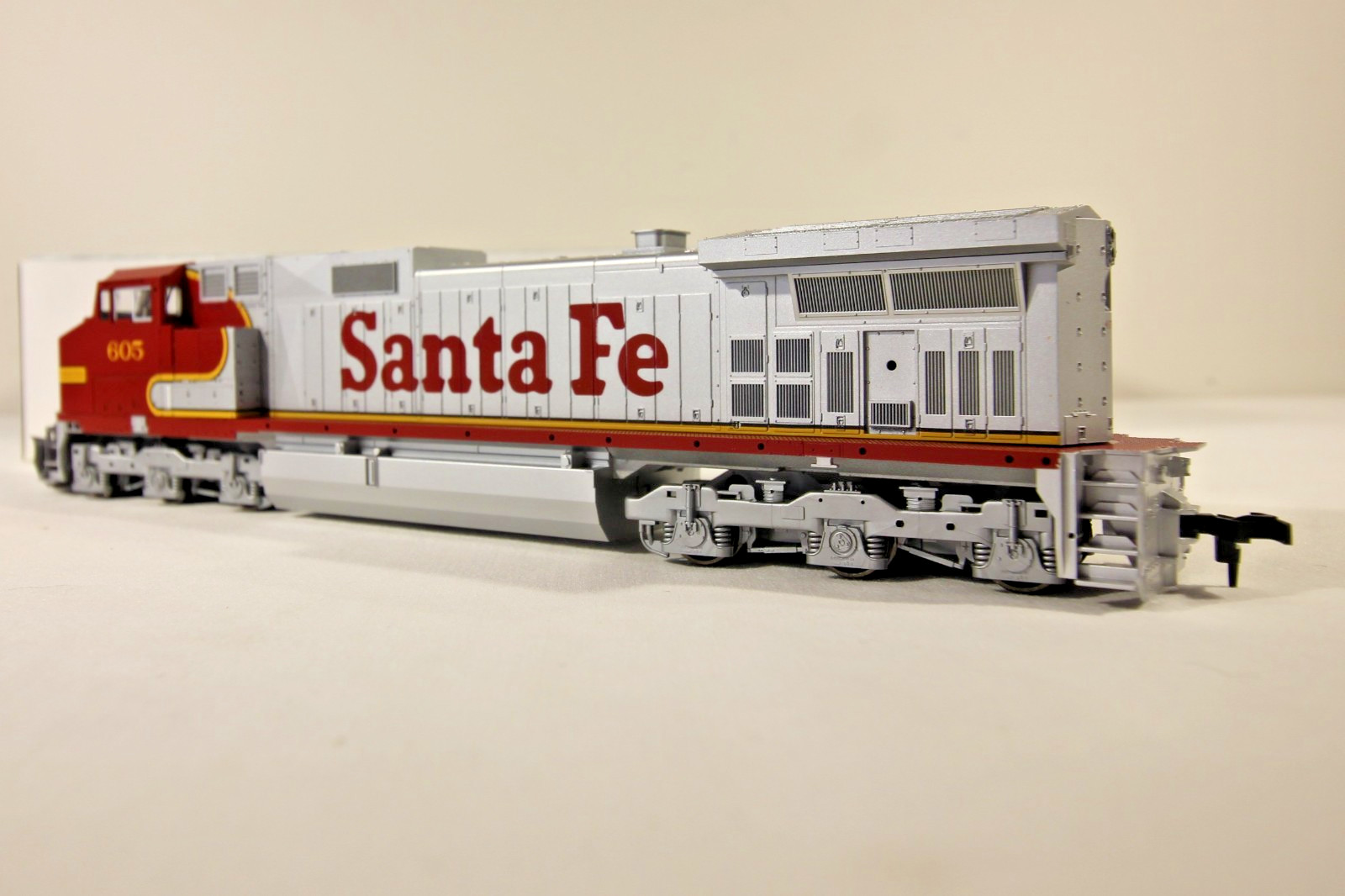 KATO HO GE C44-9W Dash 9 Santa Fe #605 37-1210 New in Box Complete
