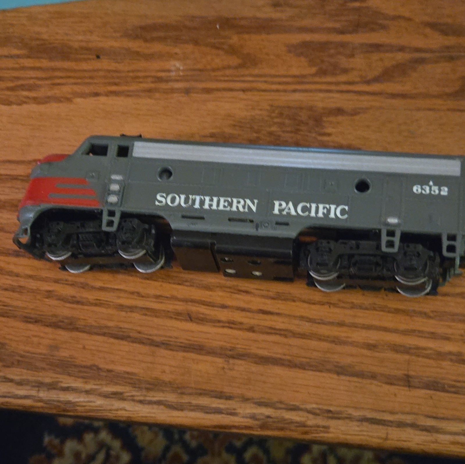 Athearn Southern Pacific 6352 HO Diesel Locomotive Gray Red Black