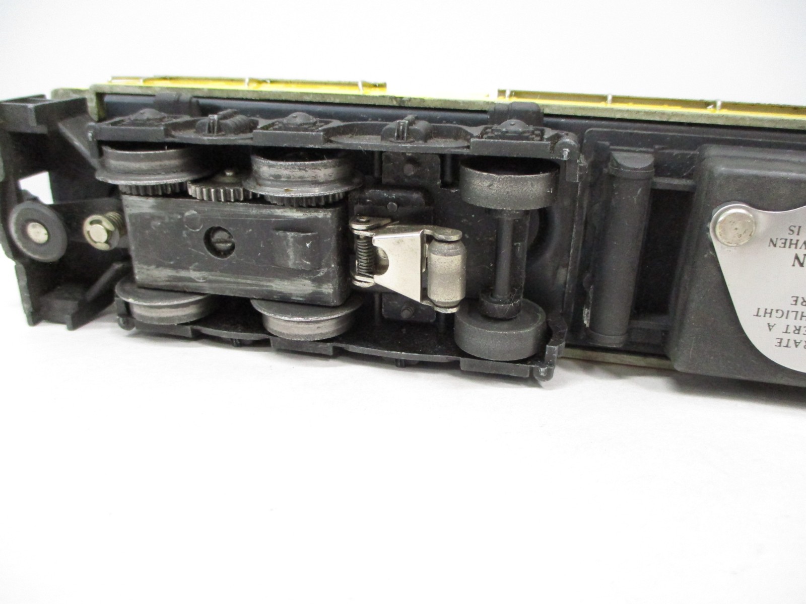 Lionel 2331 Virginian FM Yellow, Black Screw Breaks Postwar O gauge X7784