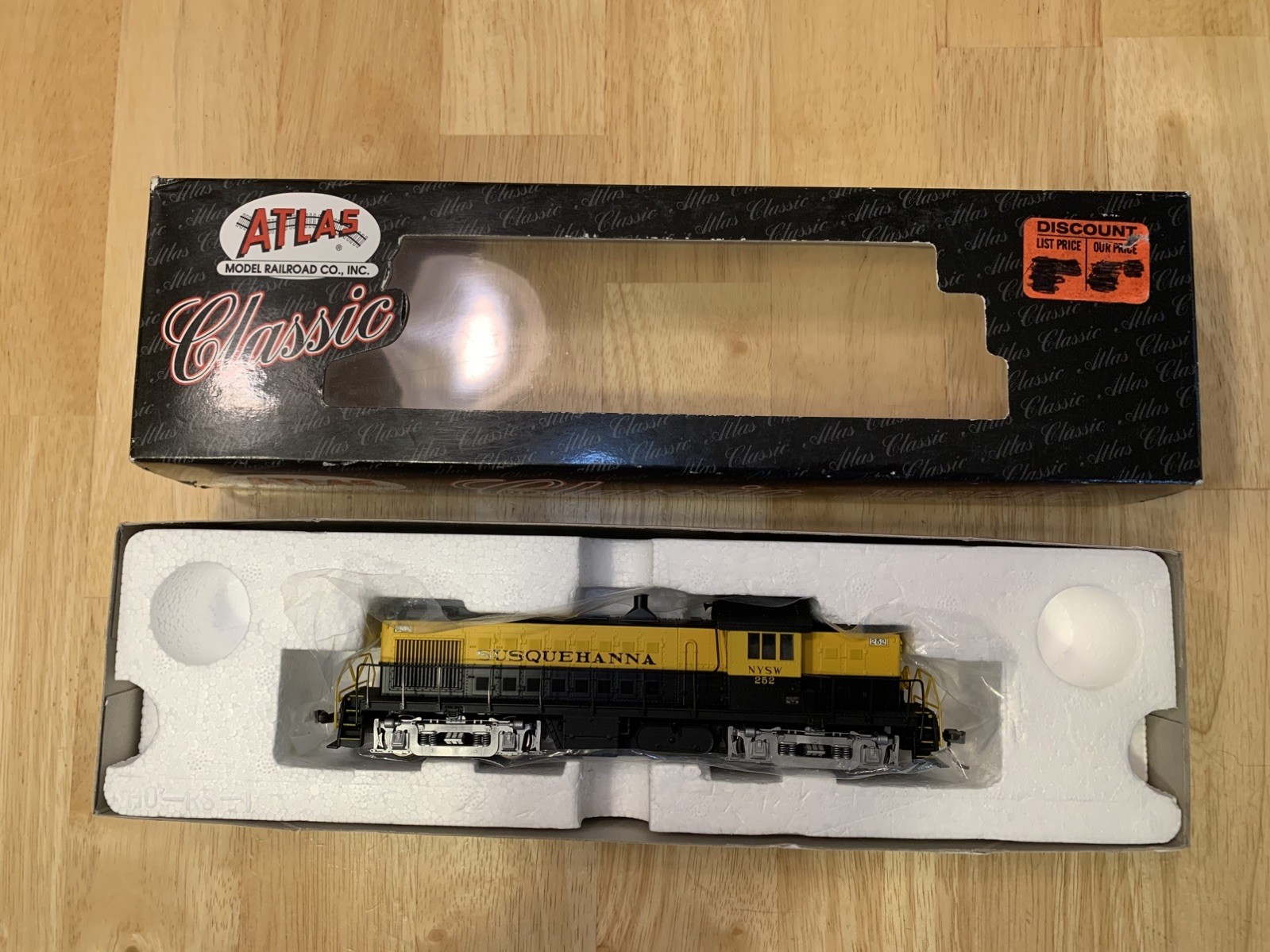 Atlas HO Scale #8869 Alco RS-1 Susquehanna #252 Classic Diesel Loco