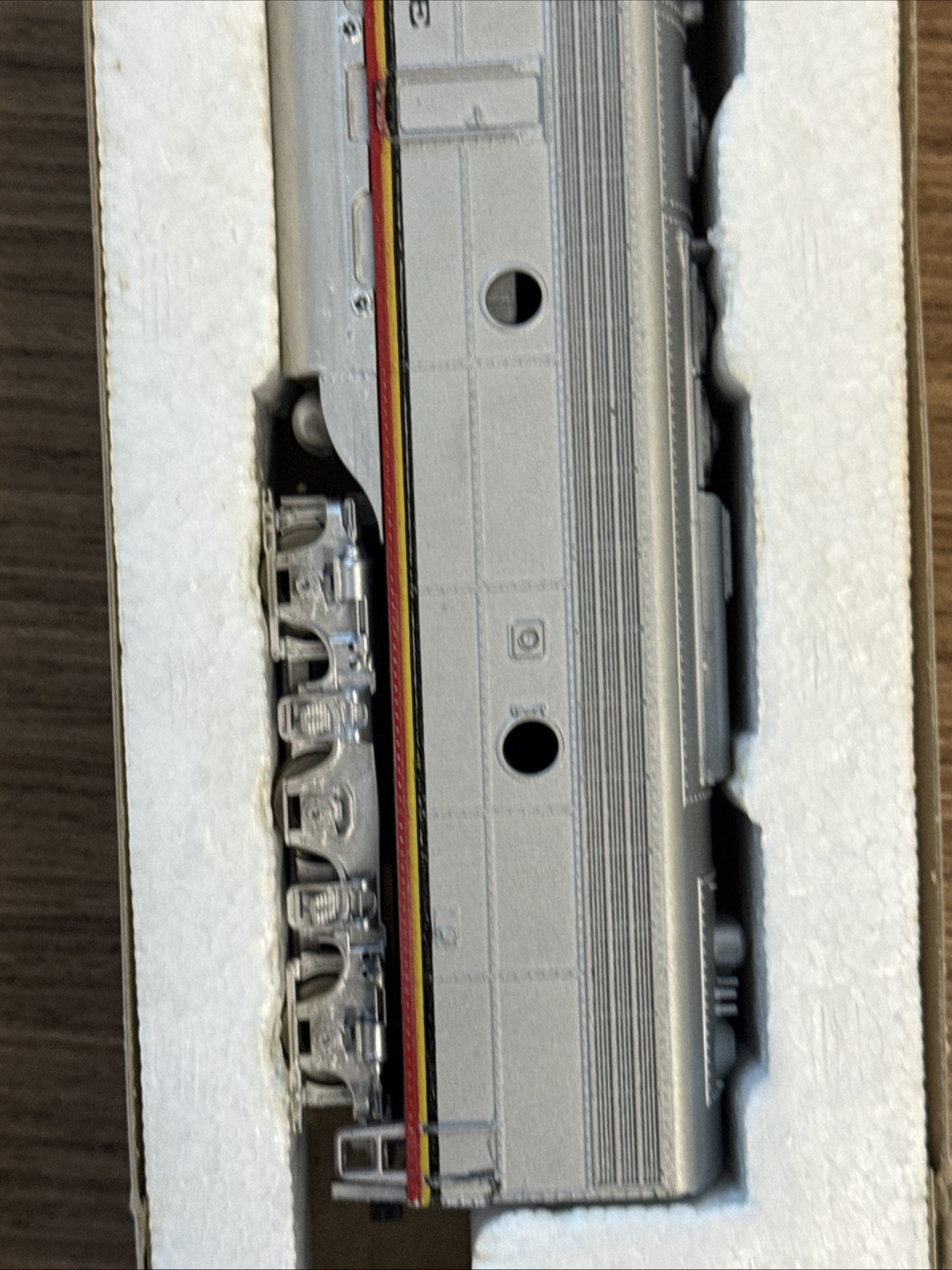 Model Power HO Scale EMD E9 Diesel Locomotive Santa Fe Warbonnet