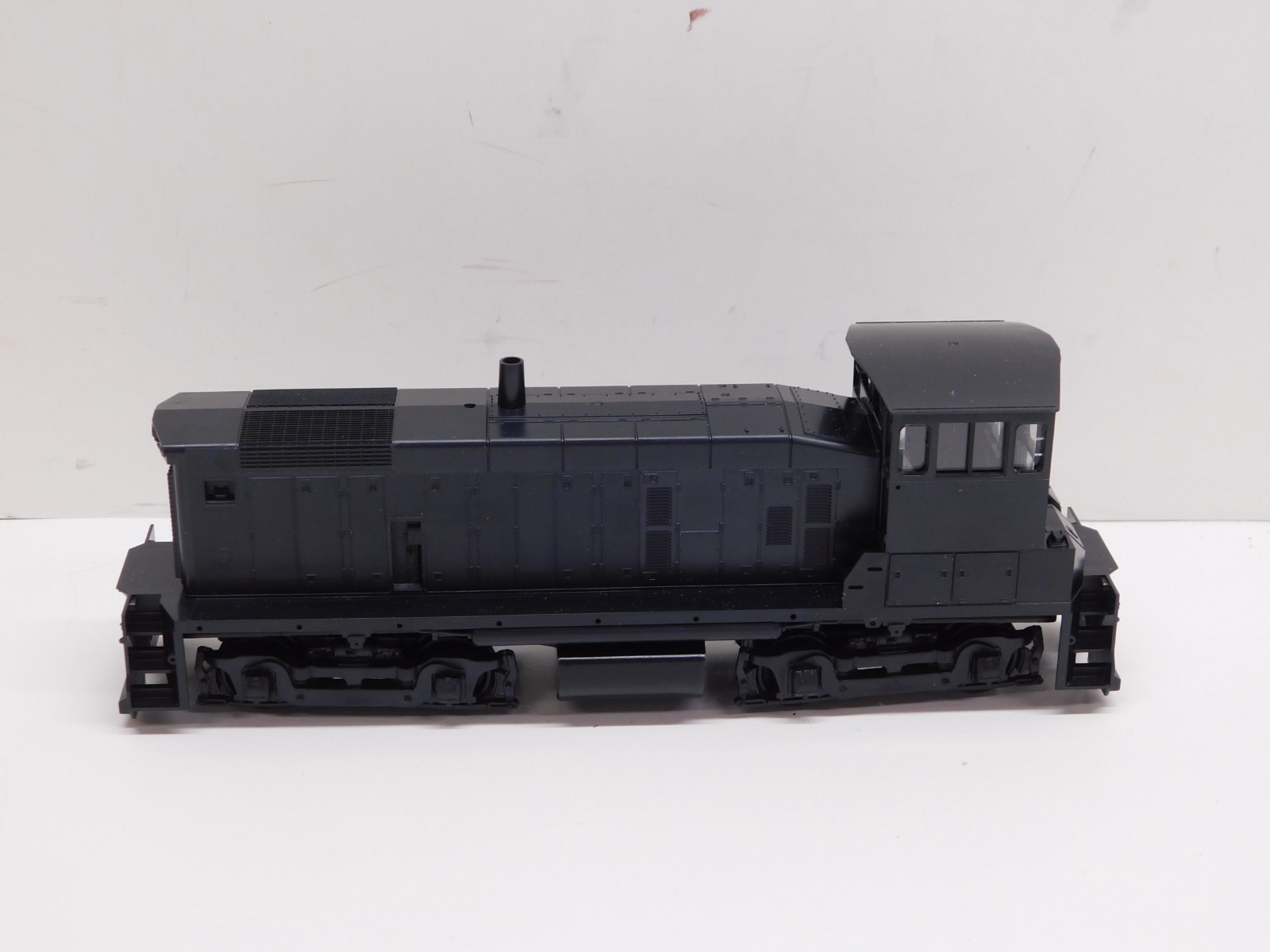 Athearn Blue Box Undecorated SW1500/SW1000 Diesel Locomotive-Unpowered Dummy C