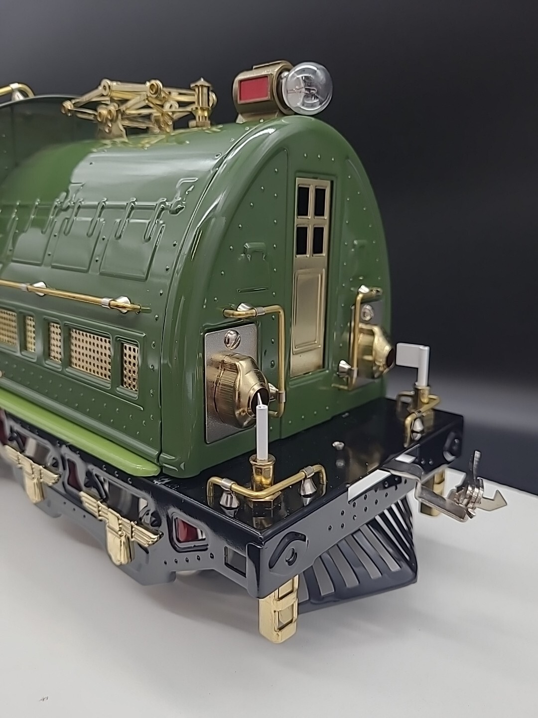 Lionel 6-13102 Standard Gauge Classics 381E Locomotive Two tone green