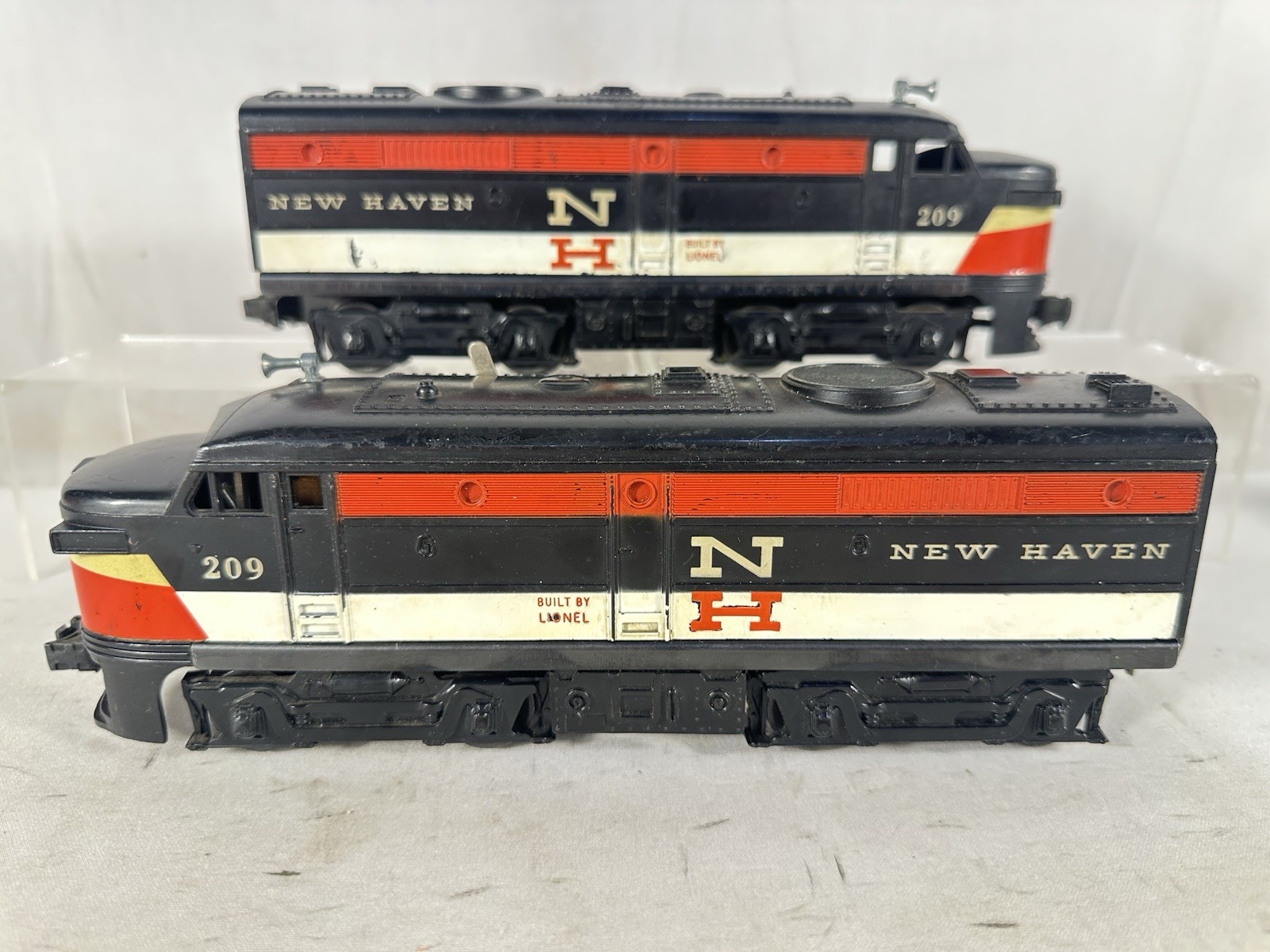 Desirable Lionel Original Postwar #209 New Haven A-A Alco Diesel Pair