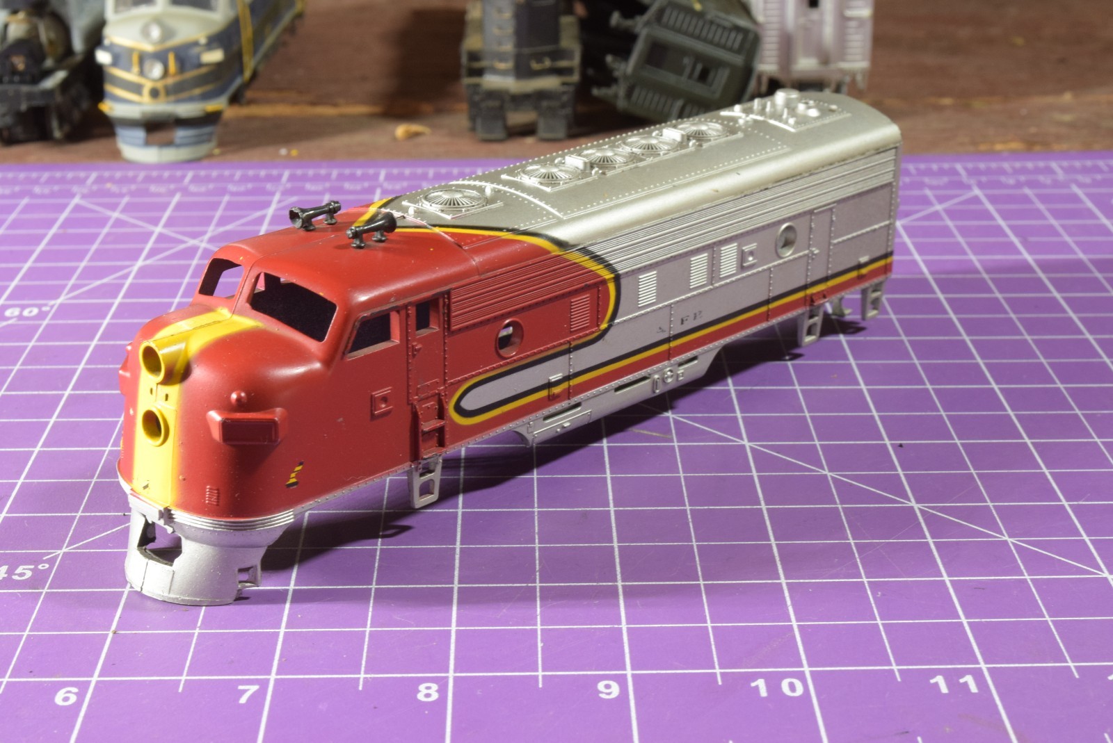 HO Shell F7A Santa Fe Red Warbonnet, cab number? horns and ladders SHL