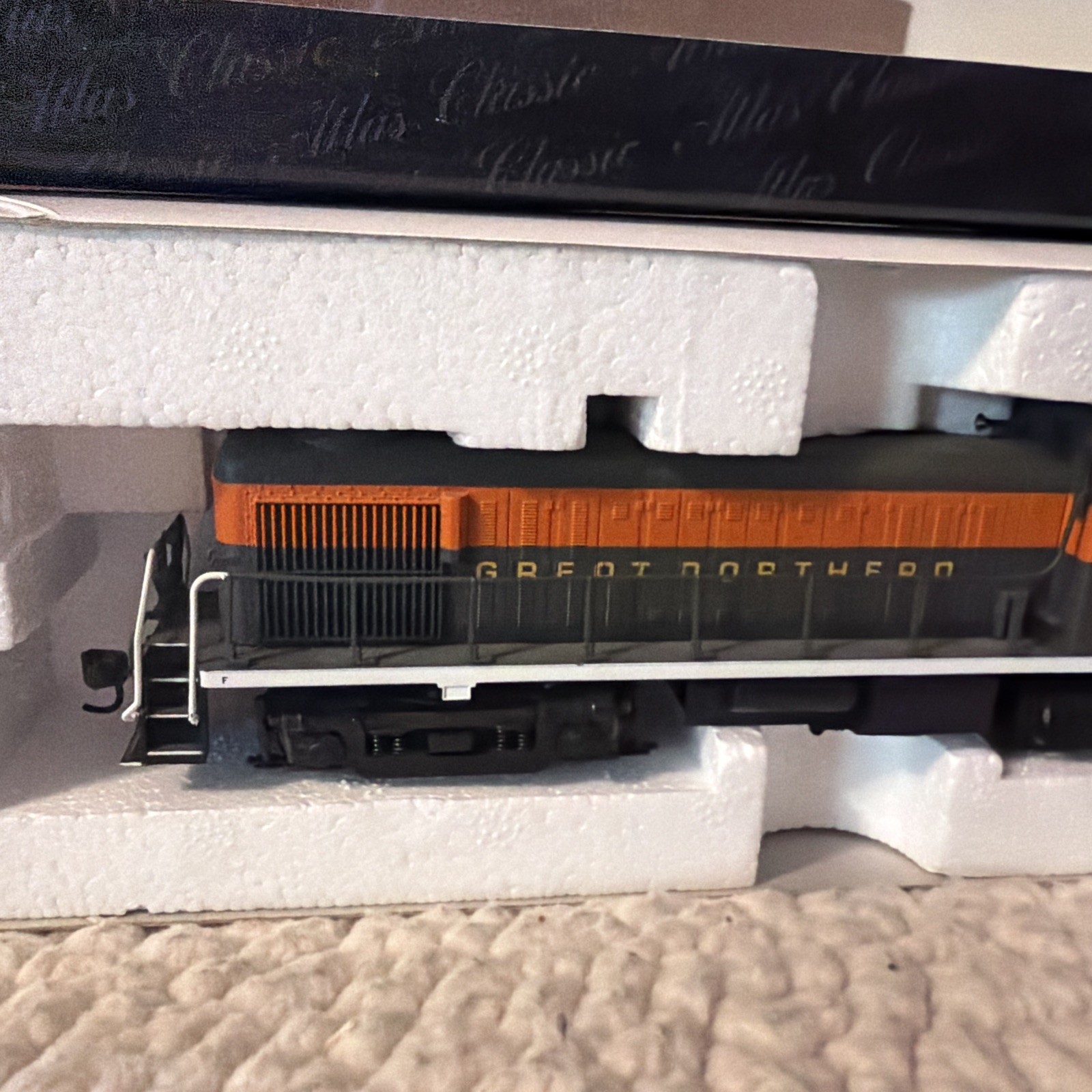 Atlas Classic 8343 ALCO RS-3 Great Northern Diesel Locomotive 221 – HO Scale
