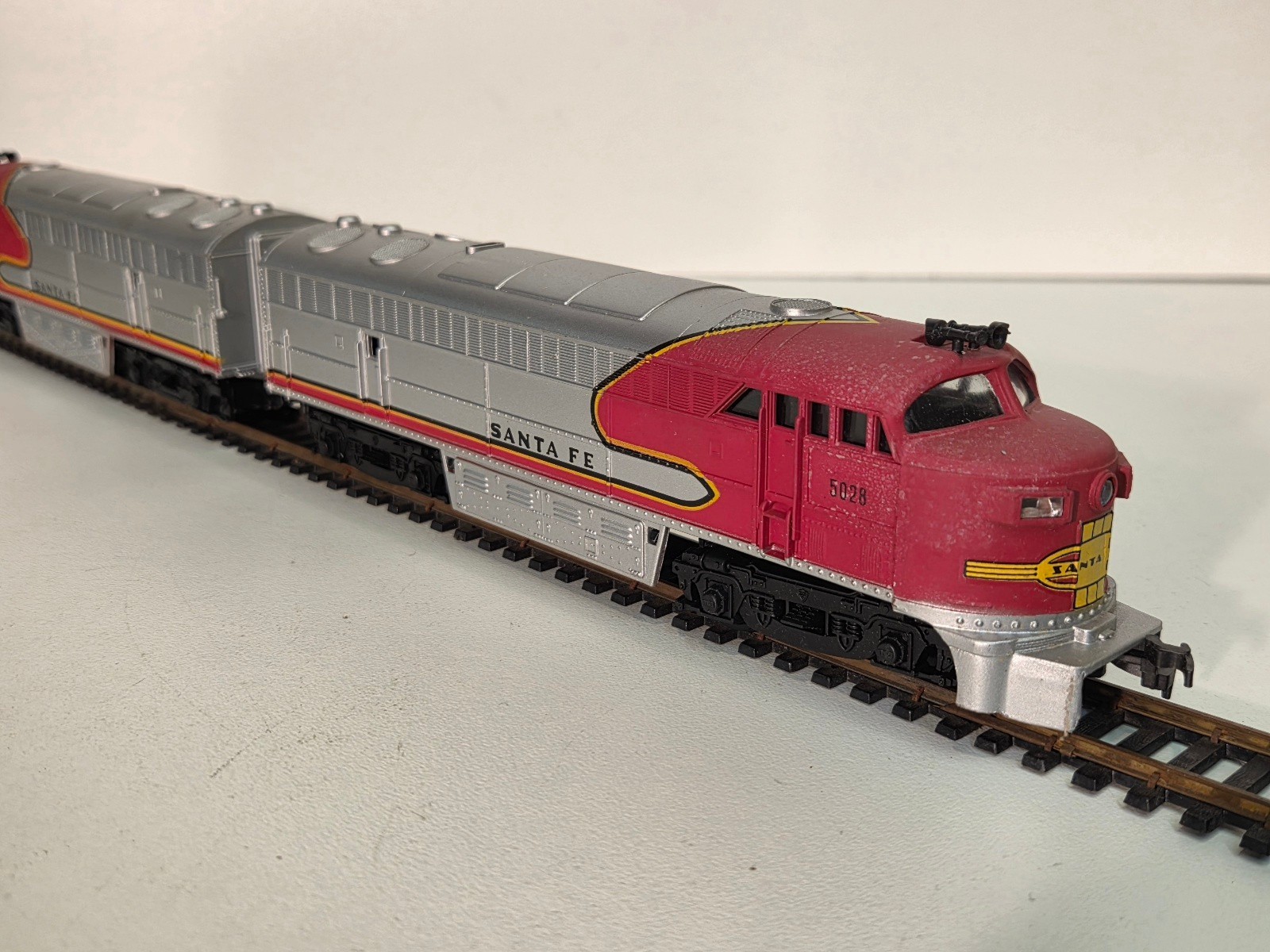Vintage HO AHM Mehano Santa Fe FM C-Liner Diesel Power Locomotive + Dummy w/ OB
