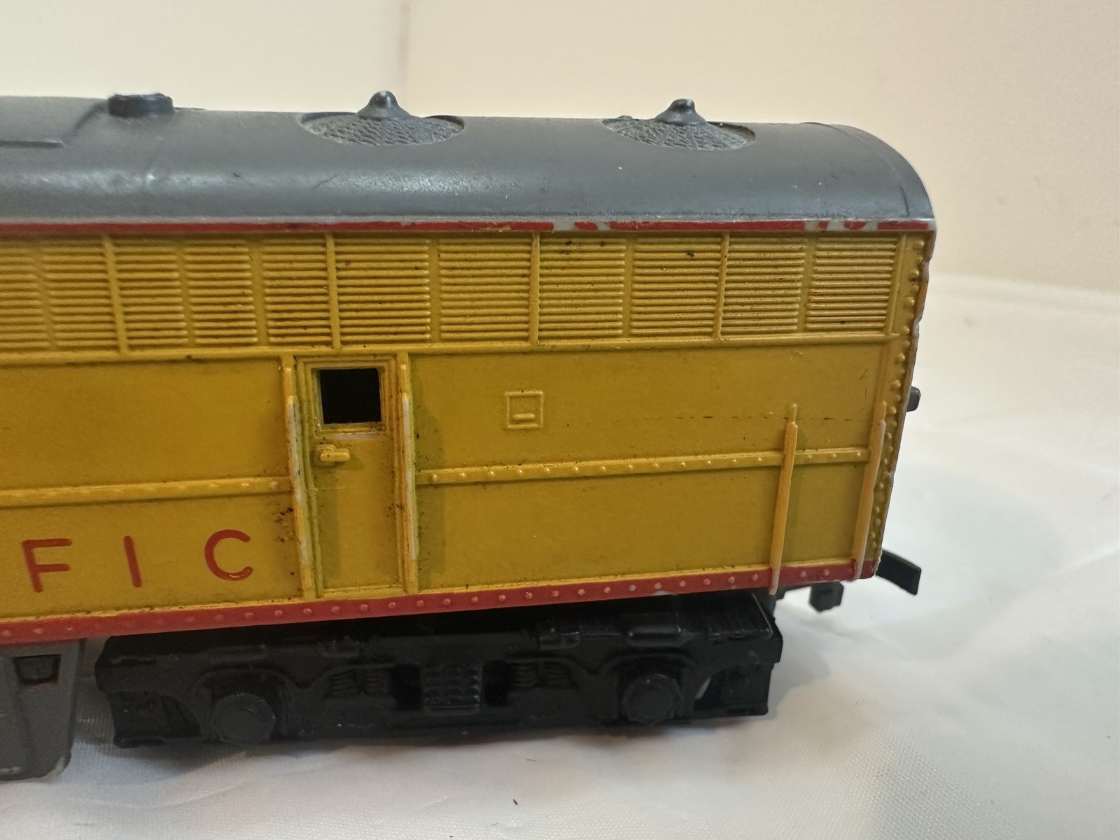 AHM Tempo Union Pacific Powered Locomotive 1041 HO Scale Used Working EMD E9