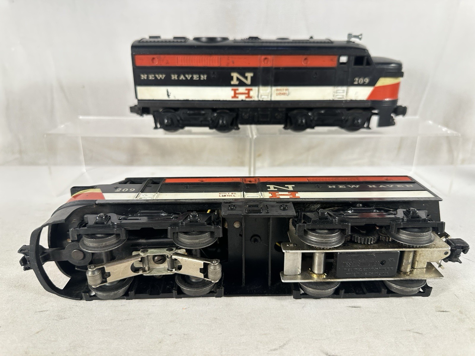 Desirable Lionel Original Postwar #209 New Haven A-A Alco Diesel Pair