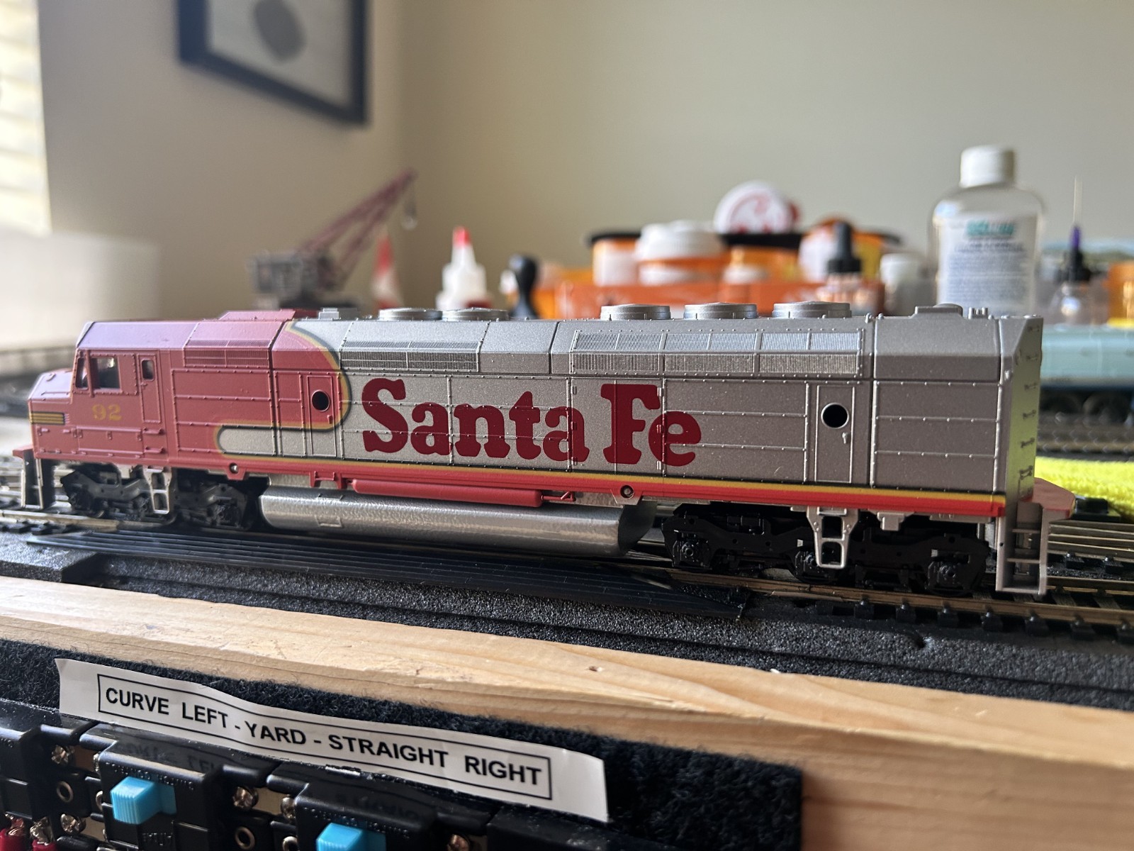 HO SCALE SANTA FE PASSENGER NON-POWERED FP-45 DIESEL LOCO, NEW/UNUSED/OB